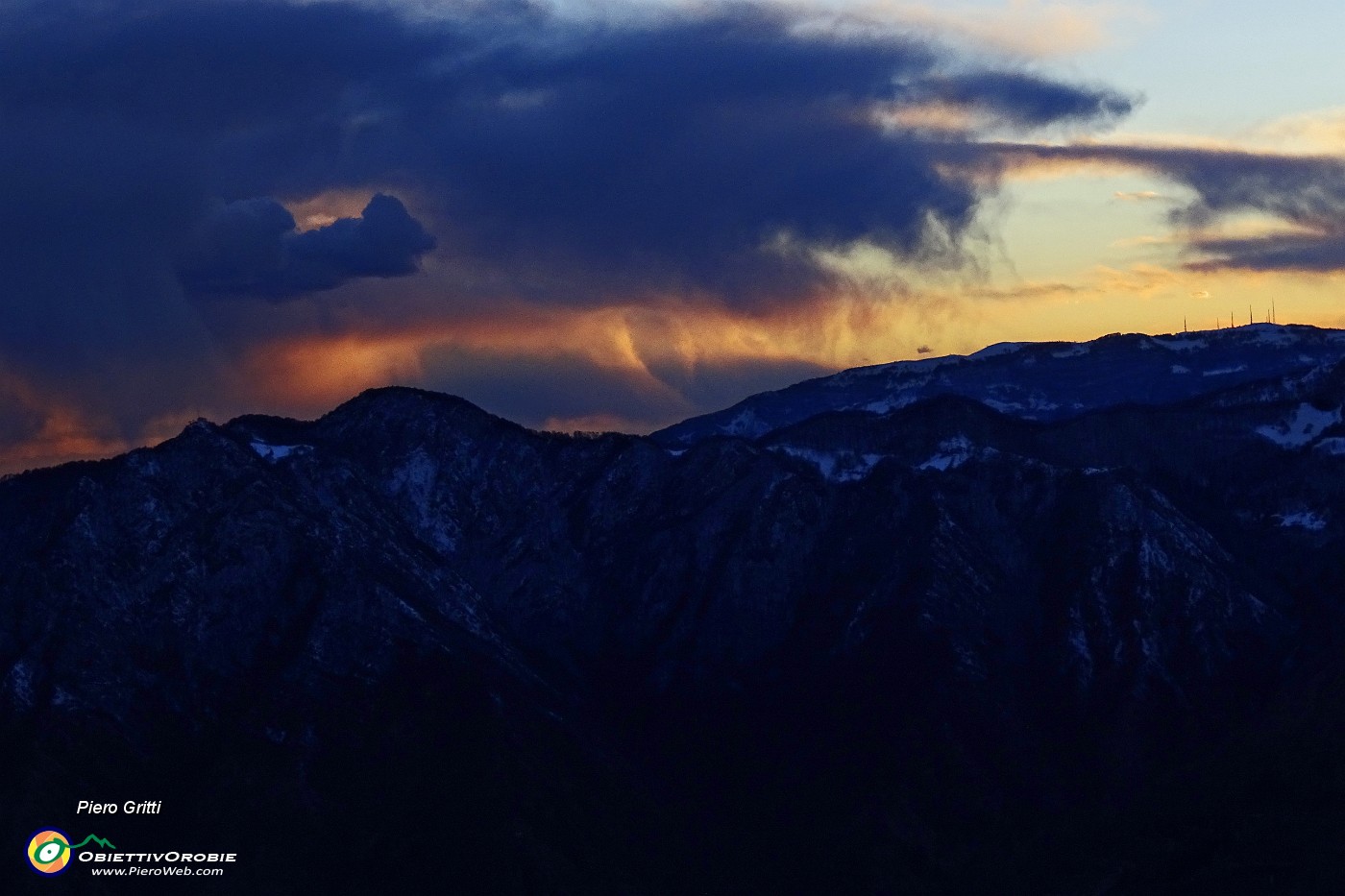 48 Sopra il Monte Zucco tumulto di nuvoloni.JPG -                                